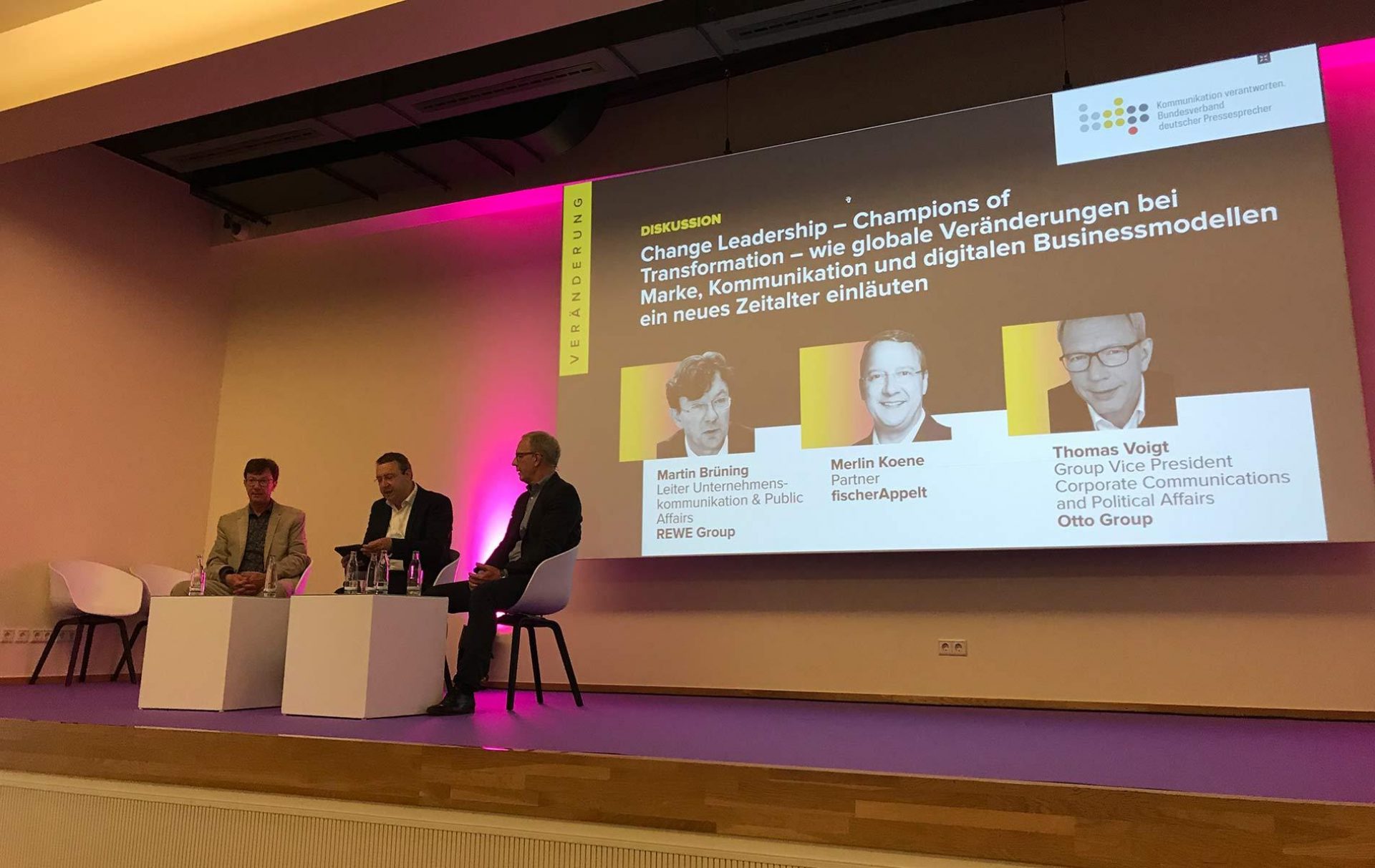 Kommunikationskongress fischer Appelt Merlin Koene auf der Bühne