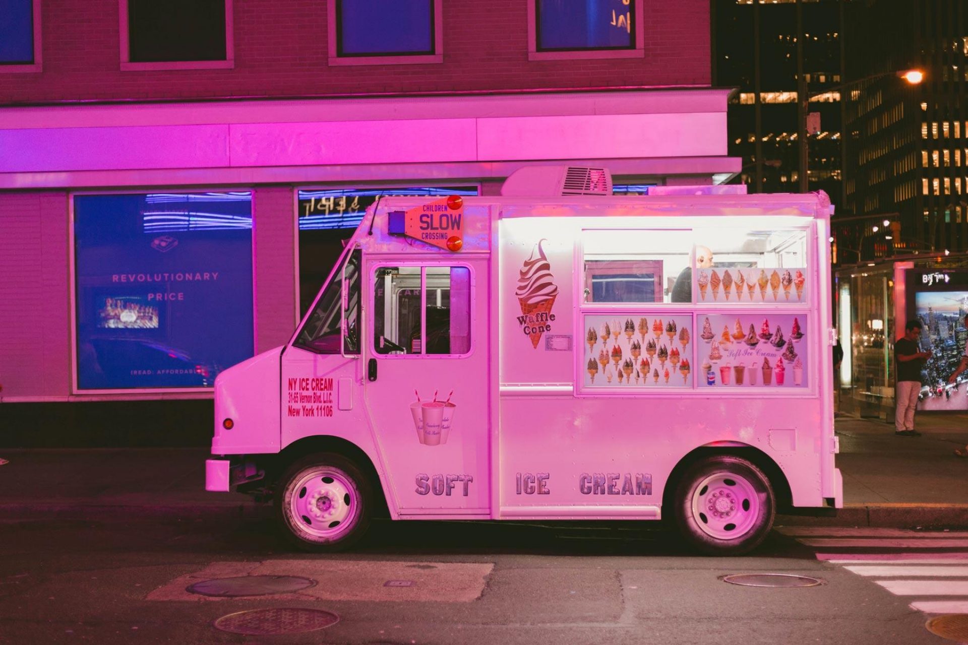 Pinker Eiswaagen - Jubiläum Erdbeereis