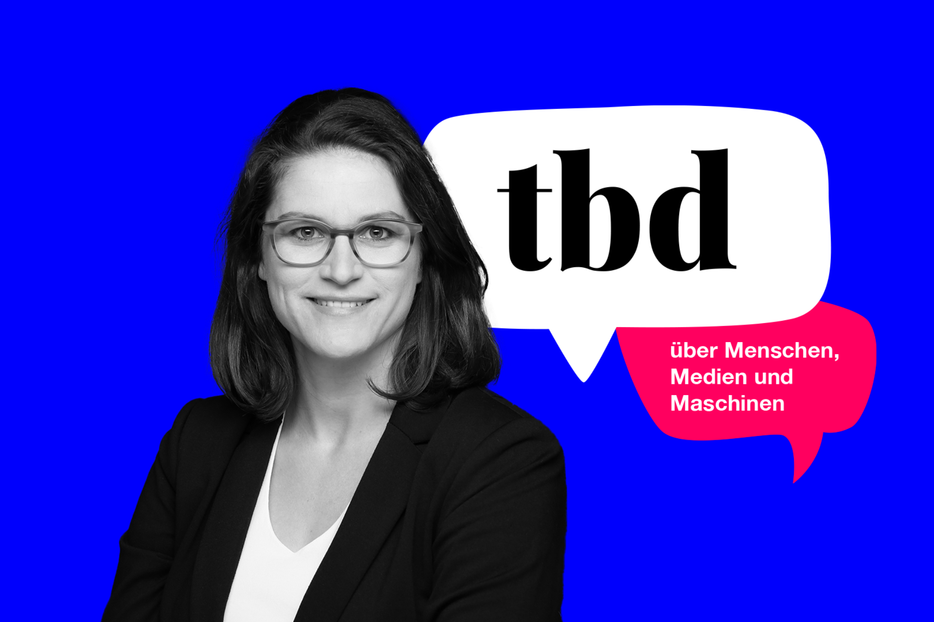 Eine Frau mit mittellangem Haar lächelt in die Kamera, sie ist bis zur Brust zu sehen. Der Hintergrund ist blau und in einer Sprechblase steht: Tbd. Über Menschen, Medien und Maschinen